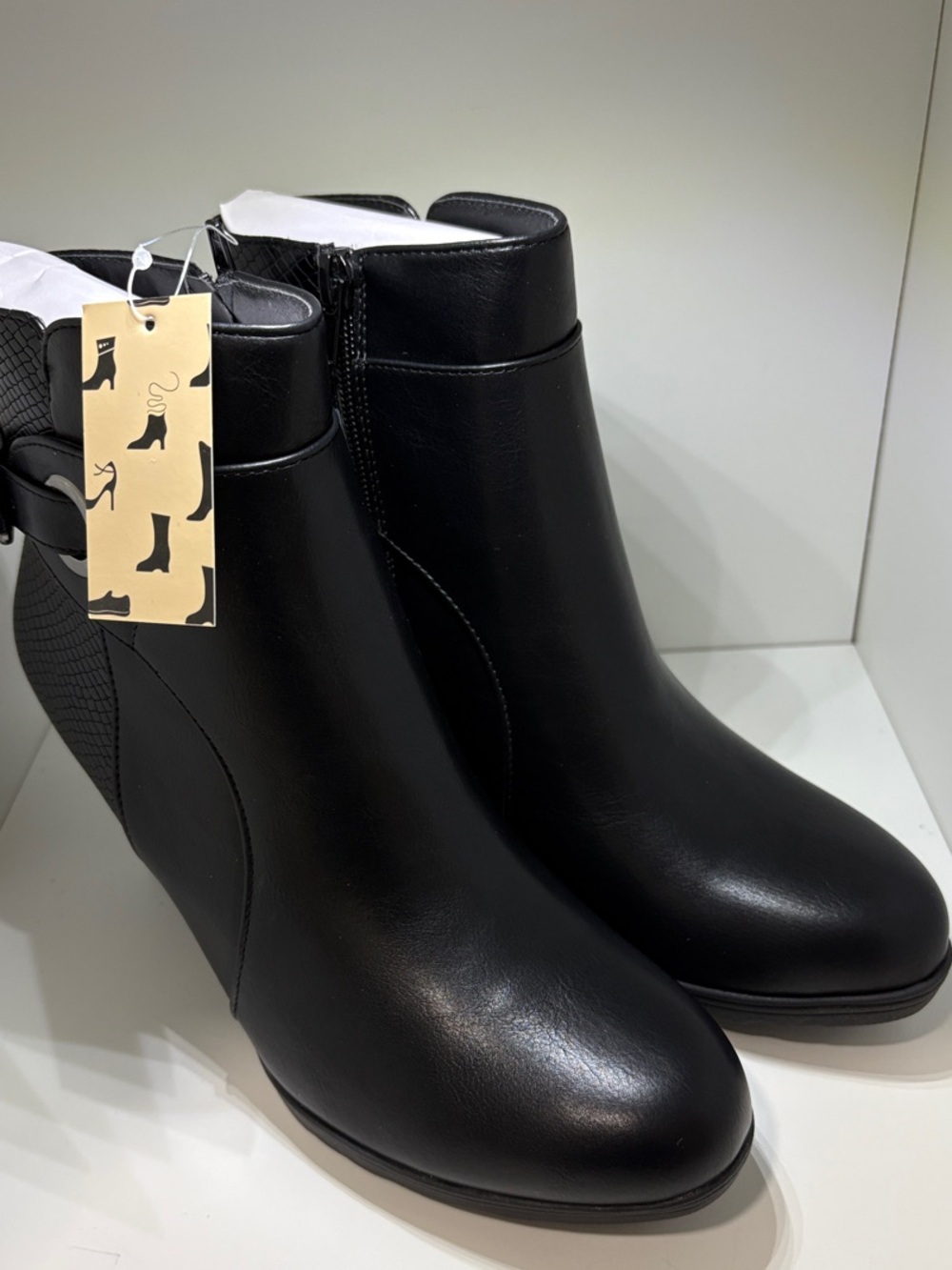 Source Unknown Black Women's Ankle Booties with Side Zip